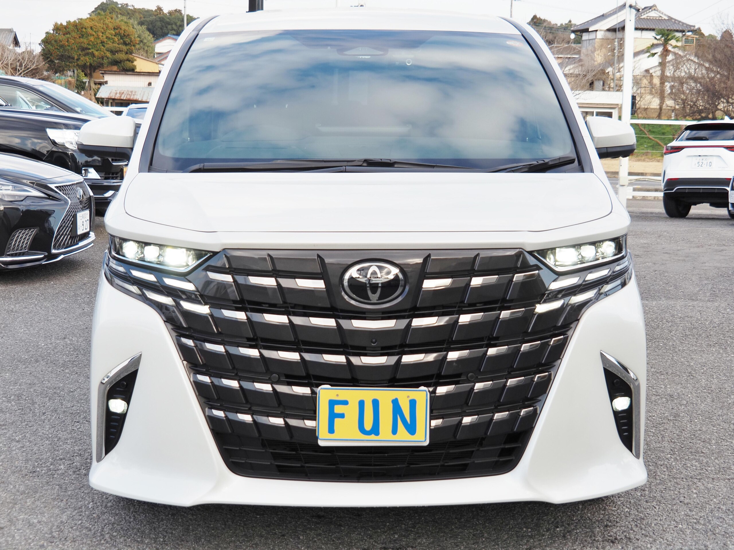 2023 Toyota Alphard — photo 2