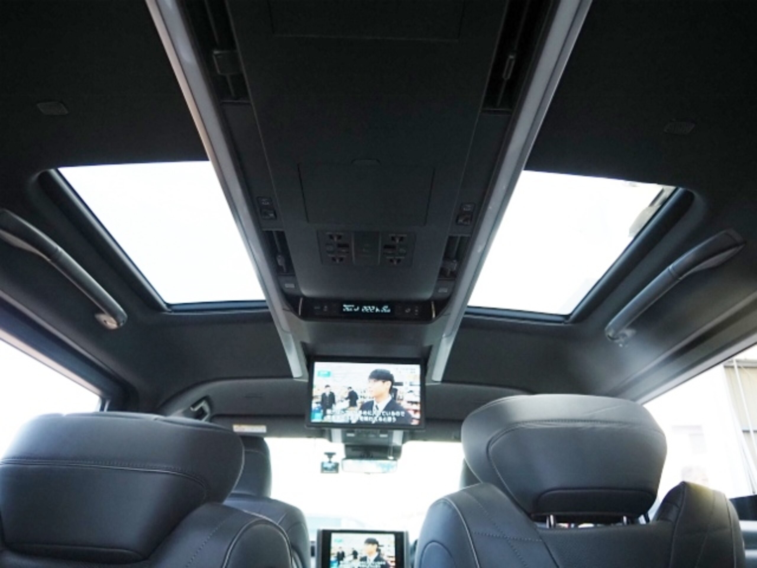Toyota Alphard Hybrid 2.5 Executive Lounge E-Four 4WD — photo 8