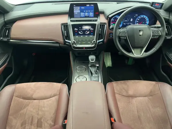 2019 Toyota Crown — photo 2