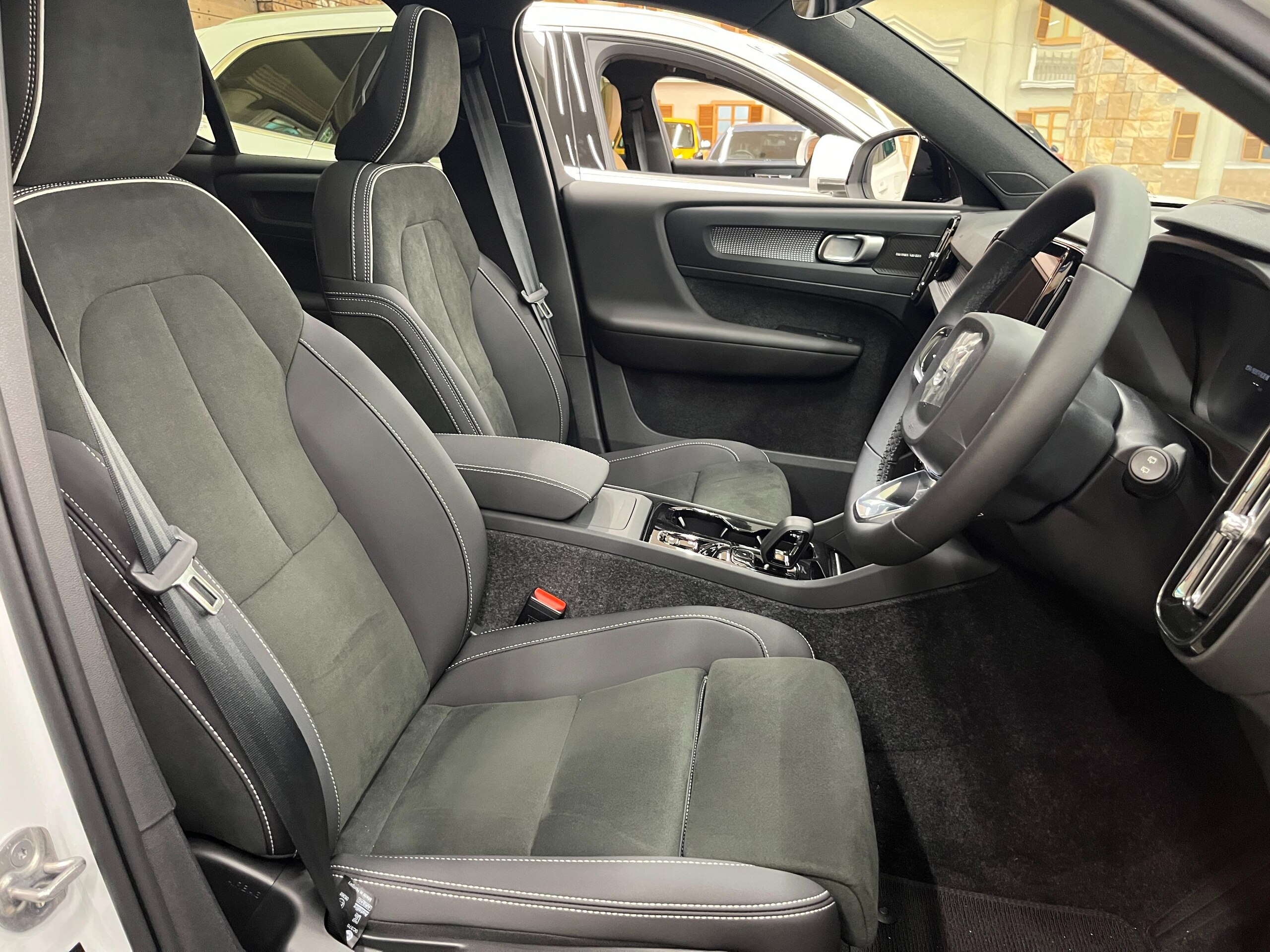 Volvo XC40 Ultra B4 AWD 4WD Dark Edition — photo 8