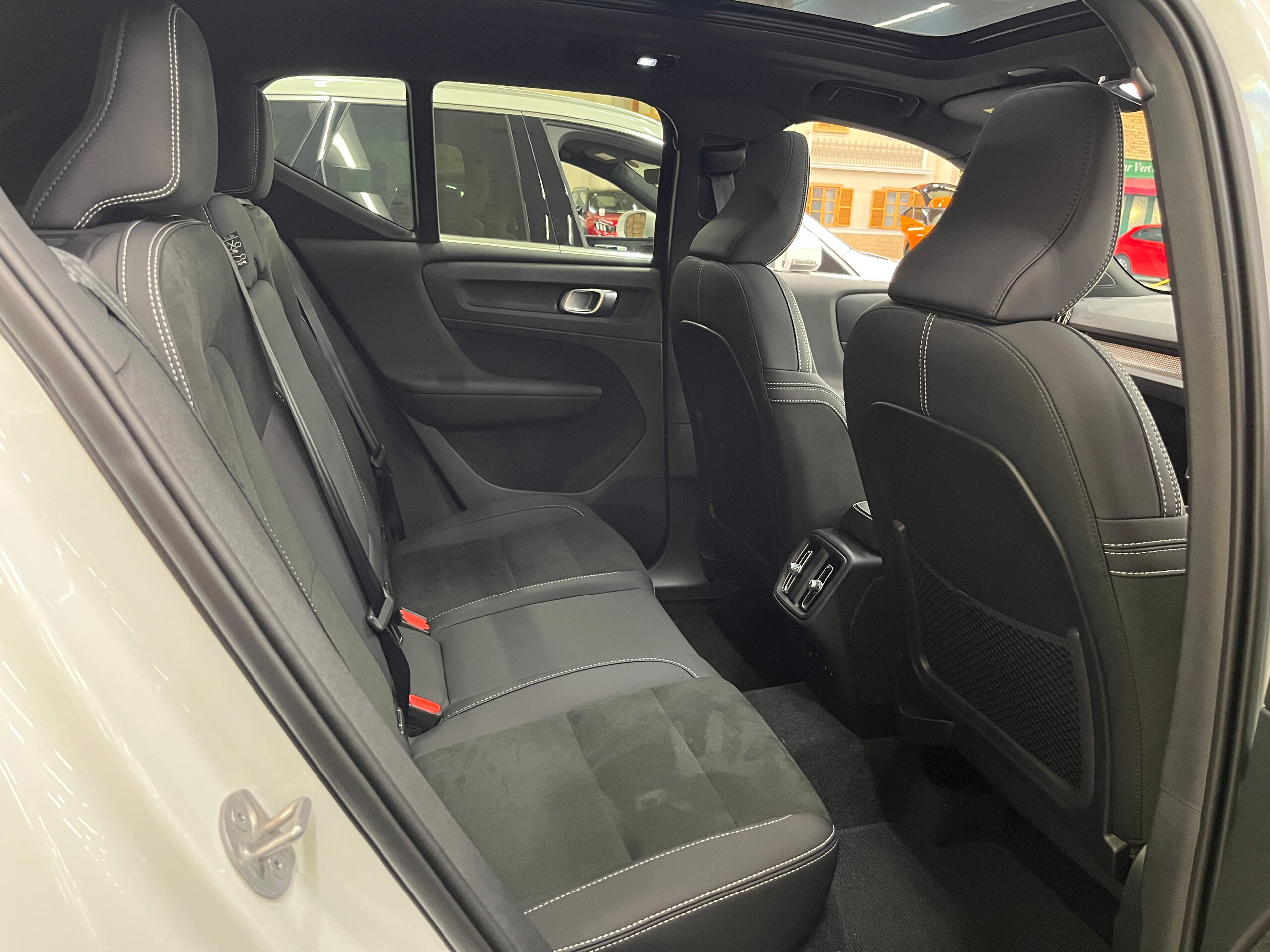 Volvo XC40 Ultra B4 AWD 4WD Dark Edition — photo 9