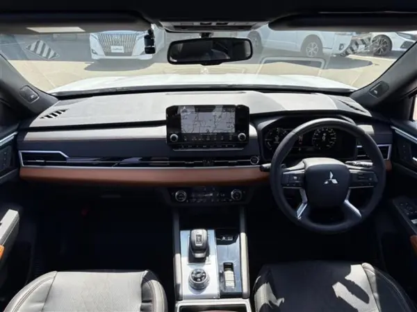 2022 Mitsubishi Outlander — photo 2