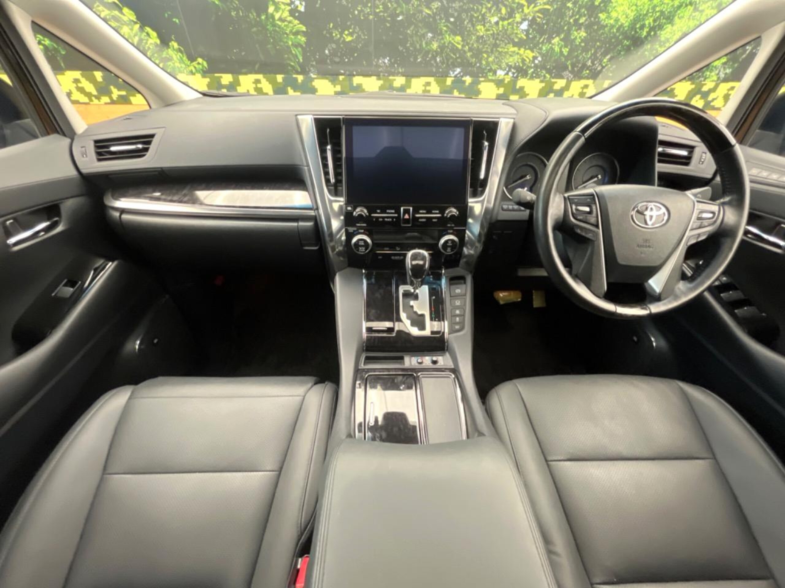 2021 Toyota Alphard — photo 2