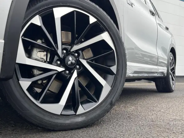 Mitsubishi Outlander PHEV 2.4 P 4WD Panorama Sunroof Genuine Side Garnish/Front Corner Garnish Engine Hood Emblem Genuine 9-inch Navigation Surround Camera My Pilot Wireless Charging Apple CarPlay Gold Hands-Free Power Back Door (Sterling Silver Metallic) — photo 9