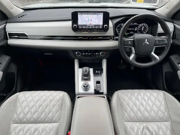 2022 Mitsubishi Outlander — photo 2