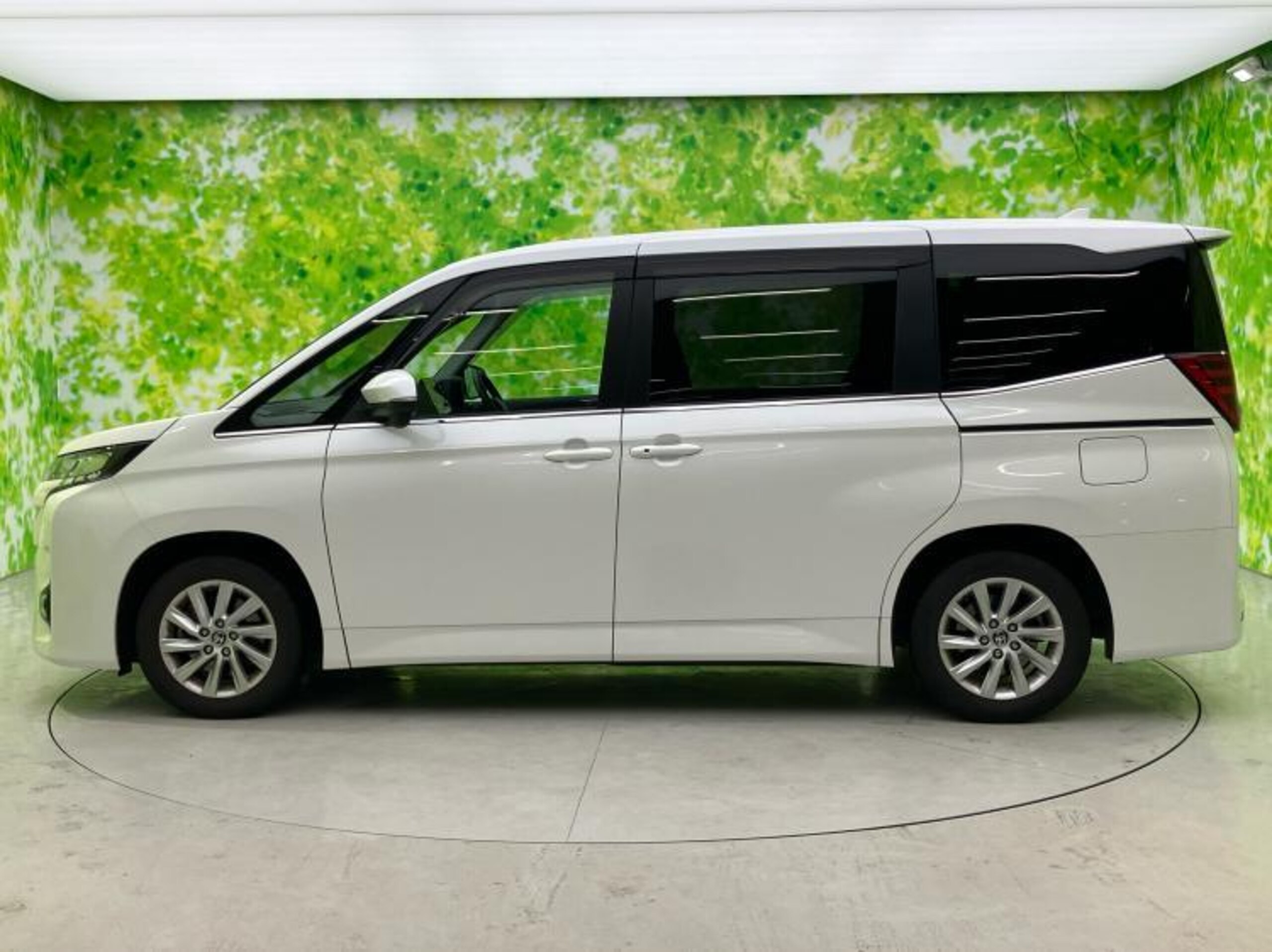 2022 Toyota Noah — photo 2