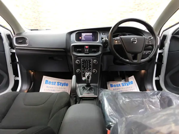 2018 Volvo V40 — photo 3 | Tuminion Kenya