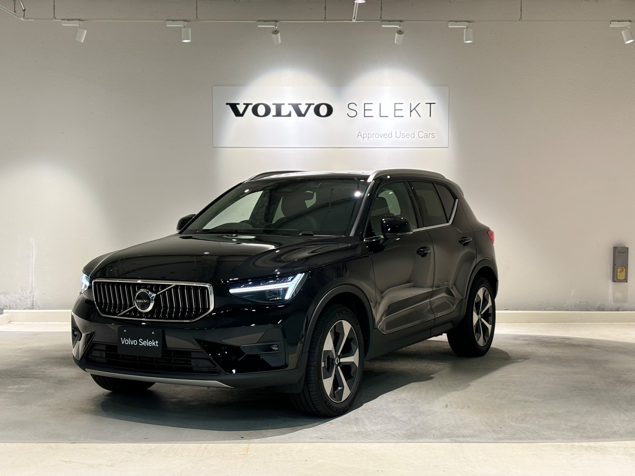 Volvo XC40 Ultra B4 AWD 4WD Certified Used Car One Owner Panoramic Roof Harman/Kardon Google Navigation Surround View Camera Genuine Leather Seats Steering Heater Seat Heater Power Rear Gate Dark Tinted Glass Orrefors Shift ETC2.0