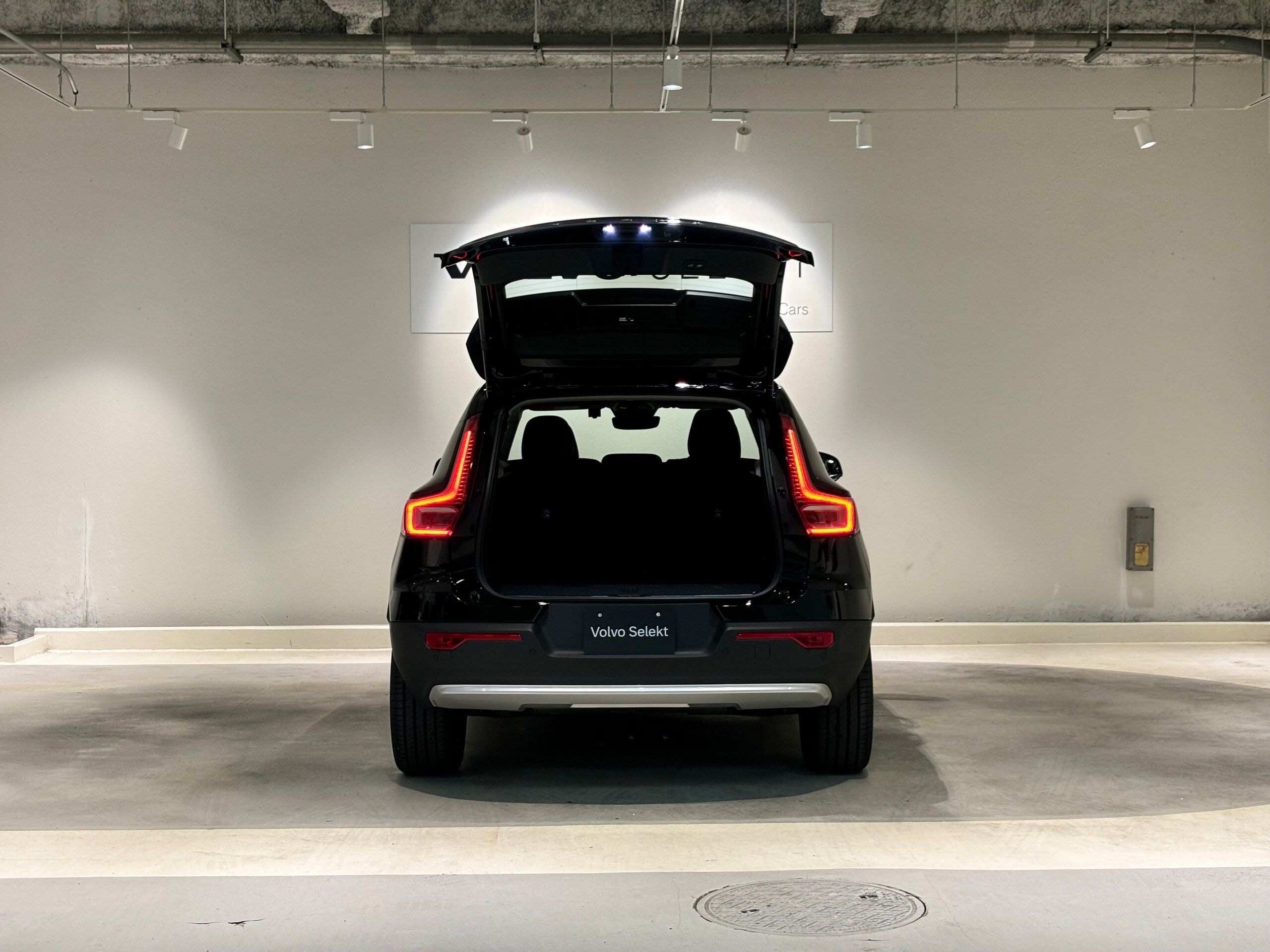 Volvo XC40 Ultra B4 AWD 4WD Certified Used Car One Owner Panoramic Roof Harman/Kardon Google Navigation Surround View Camera Genuine Leather Seats Steering Heater Seat Heater Power Rear Gate Dark Tinted Glass Orrefors Shift ETC2.0 — photo 9