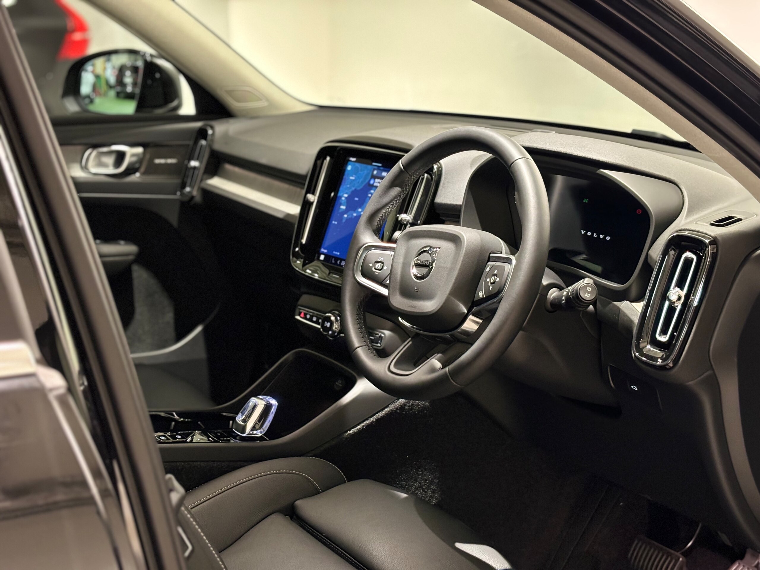 2025 Volvo Xc40 — photo 2