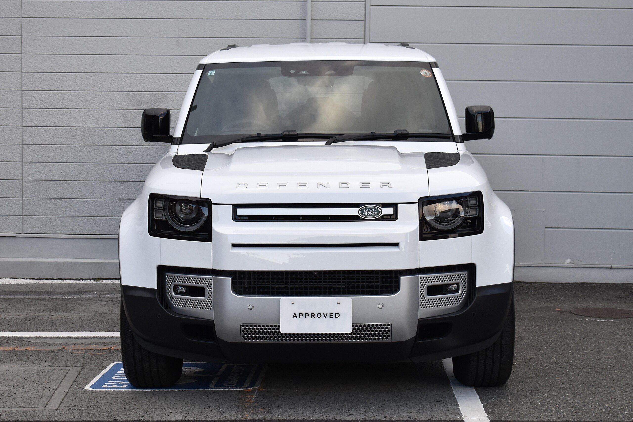 2023 Landrover Defender — photo 2