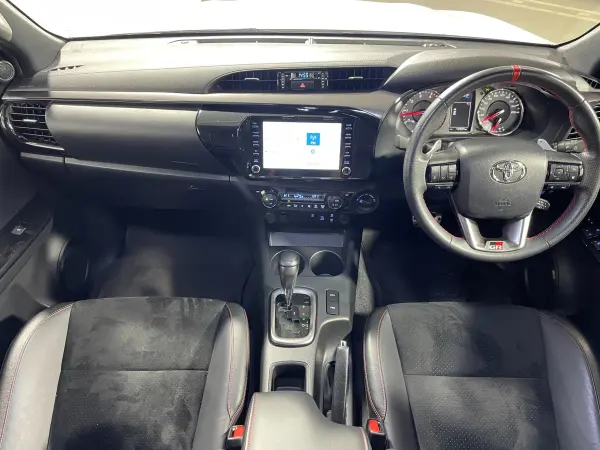 2023 Toyota Hilux — photo 2