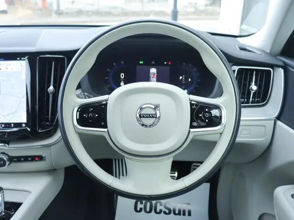 Volvo XC60 Plus B5 — photo 8