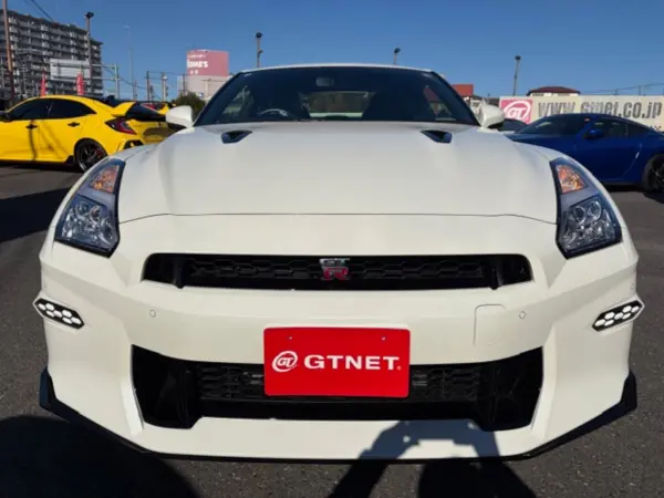 2025 Nissan Gt-r — photo 2