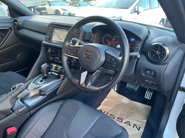 Nissan GT-R 3.8 Pure Edition 4WD MY25 One Owner Navigation TV Backup Camera ETC Thatcham Security Cruise Control Corner Sensors (Brilliant White Pearl 3 Coat Pearl) — photo 7