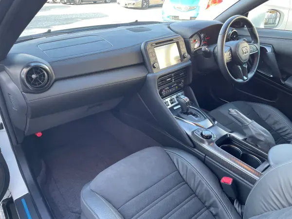 Nissan GT-R 3.8 Pure Edition 4WD MY25 One Owner Navigation TV Backup Camera ETC Thatcham Security Cruise Control Corner Sensors (Brilliant White Pearl 3 Coat Pearl) — photo 9