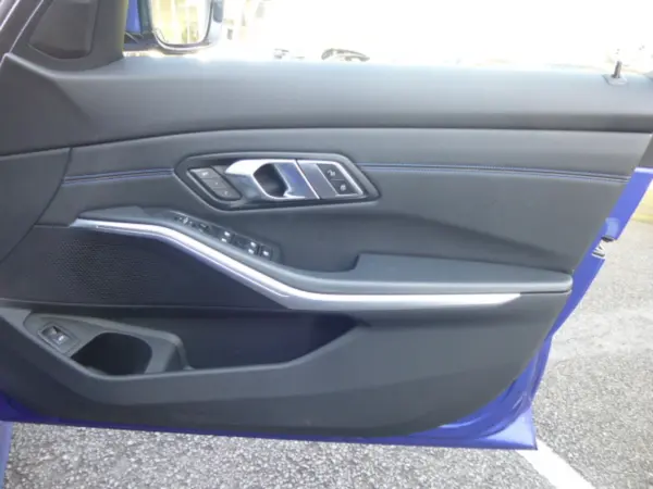 BMW 3 Series 320i M Sport — photo 8