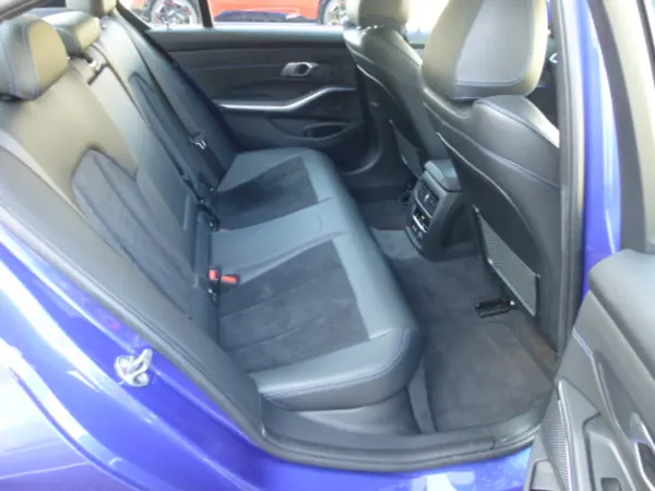 BMW 3 Series 320i M Sport — photo 9