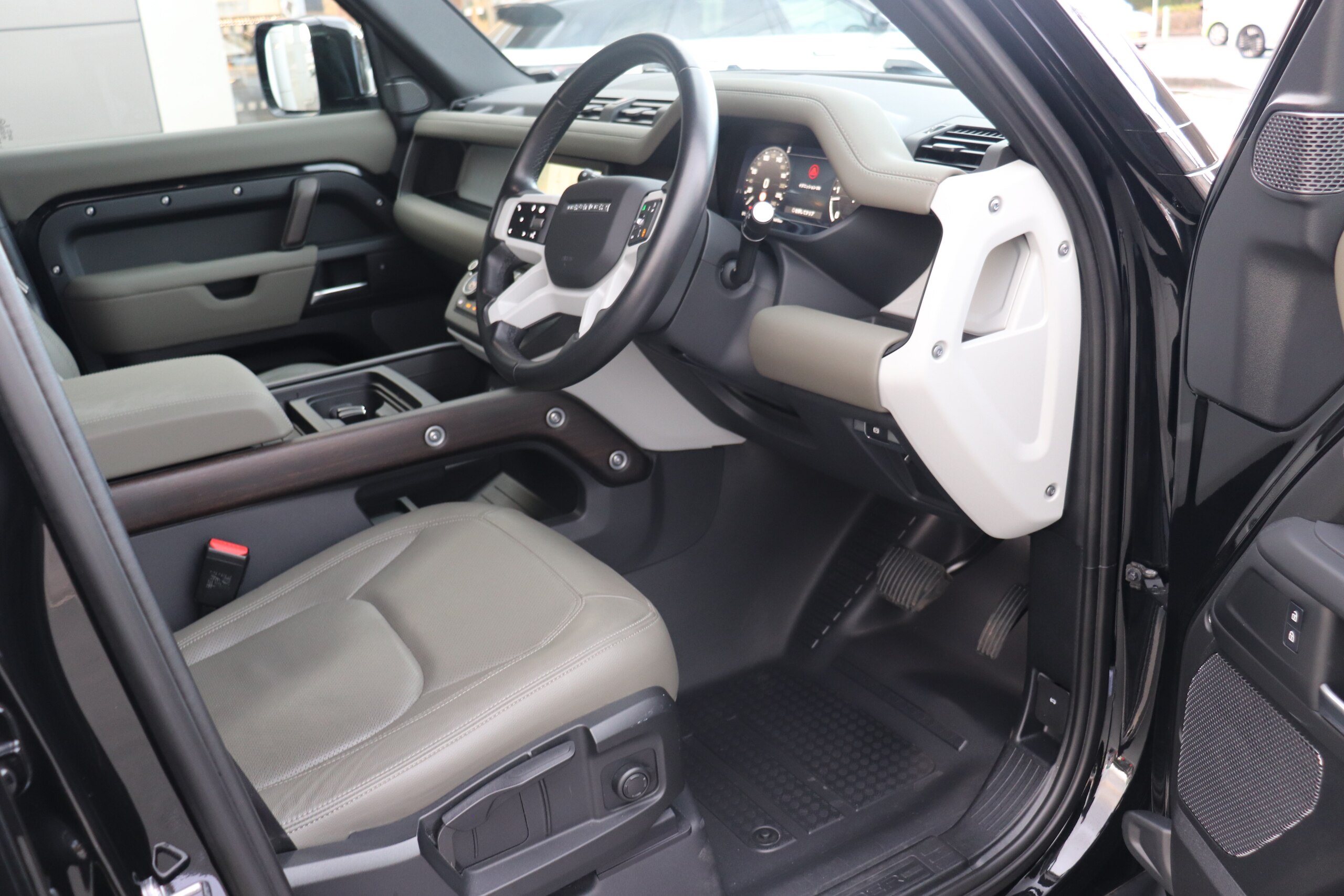 Land Rover Defender 110 S 3.0L D300 Diesel Turbo 4WD — photo 7