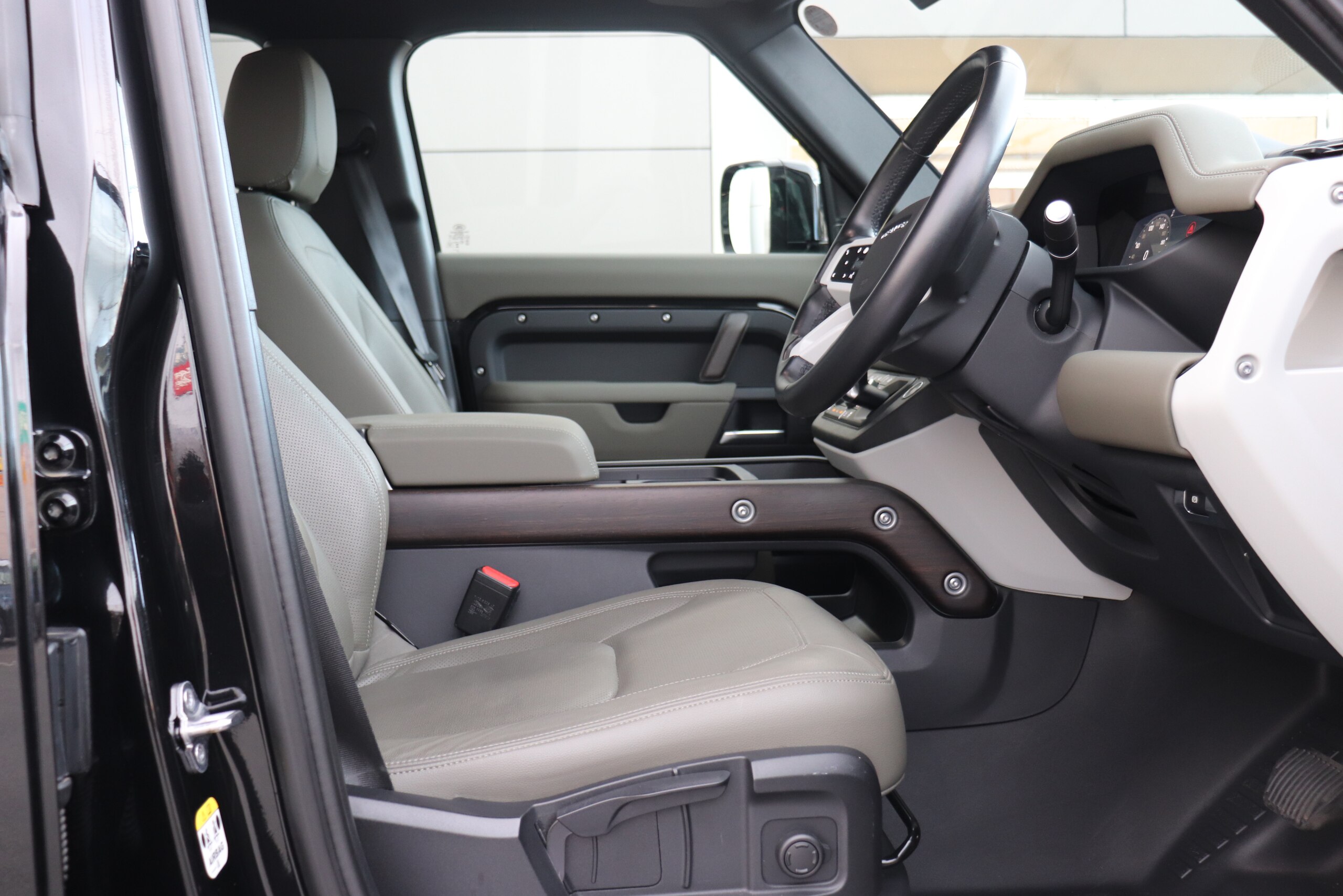 Land Rover Defender 110 S 3.0L D300 Diesel Turbo 4WD — photo 9