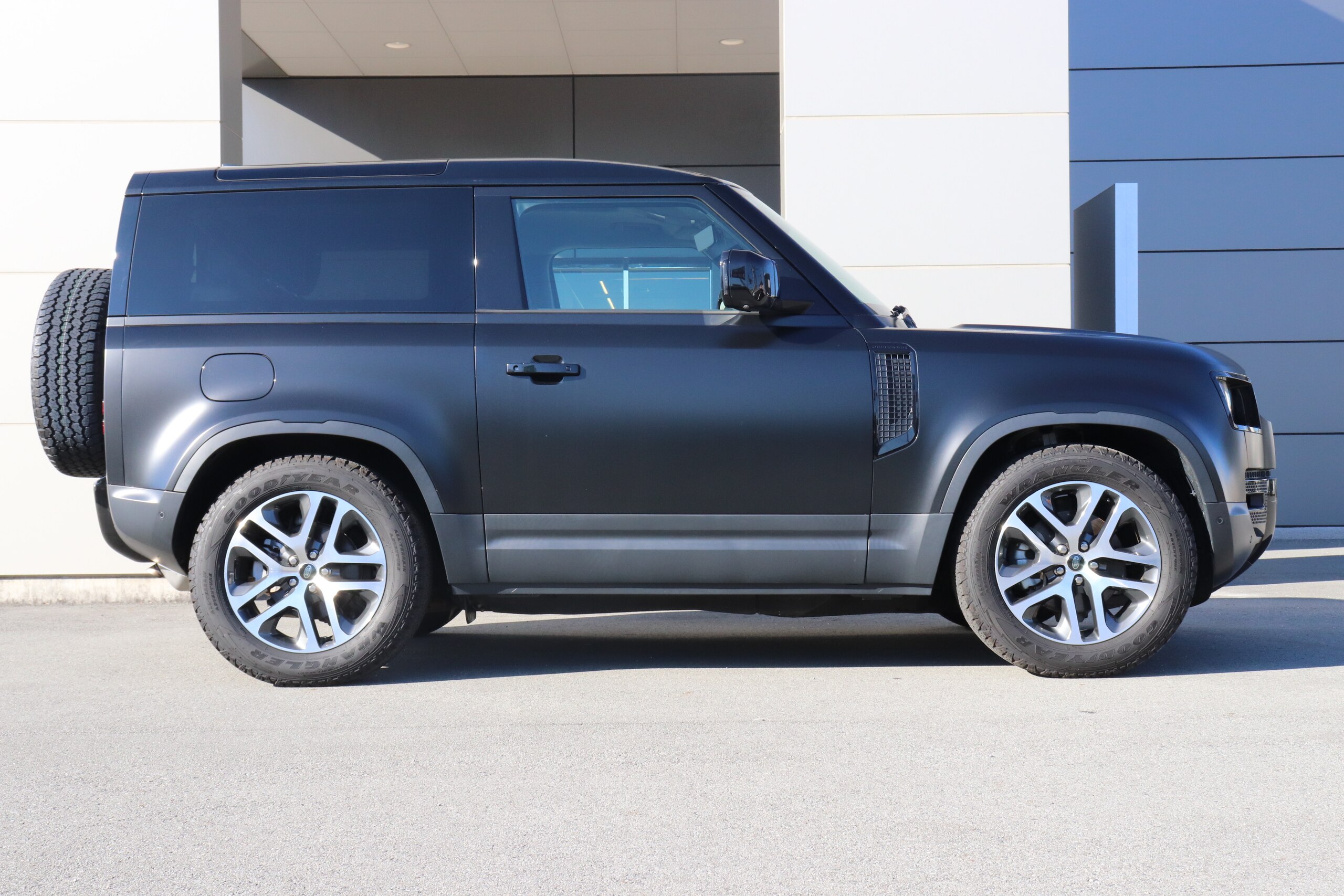 2023 Landrover Defender — photo 2