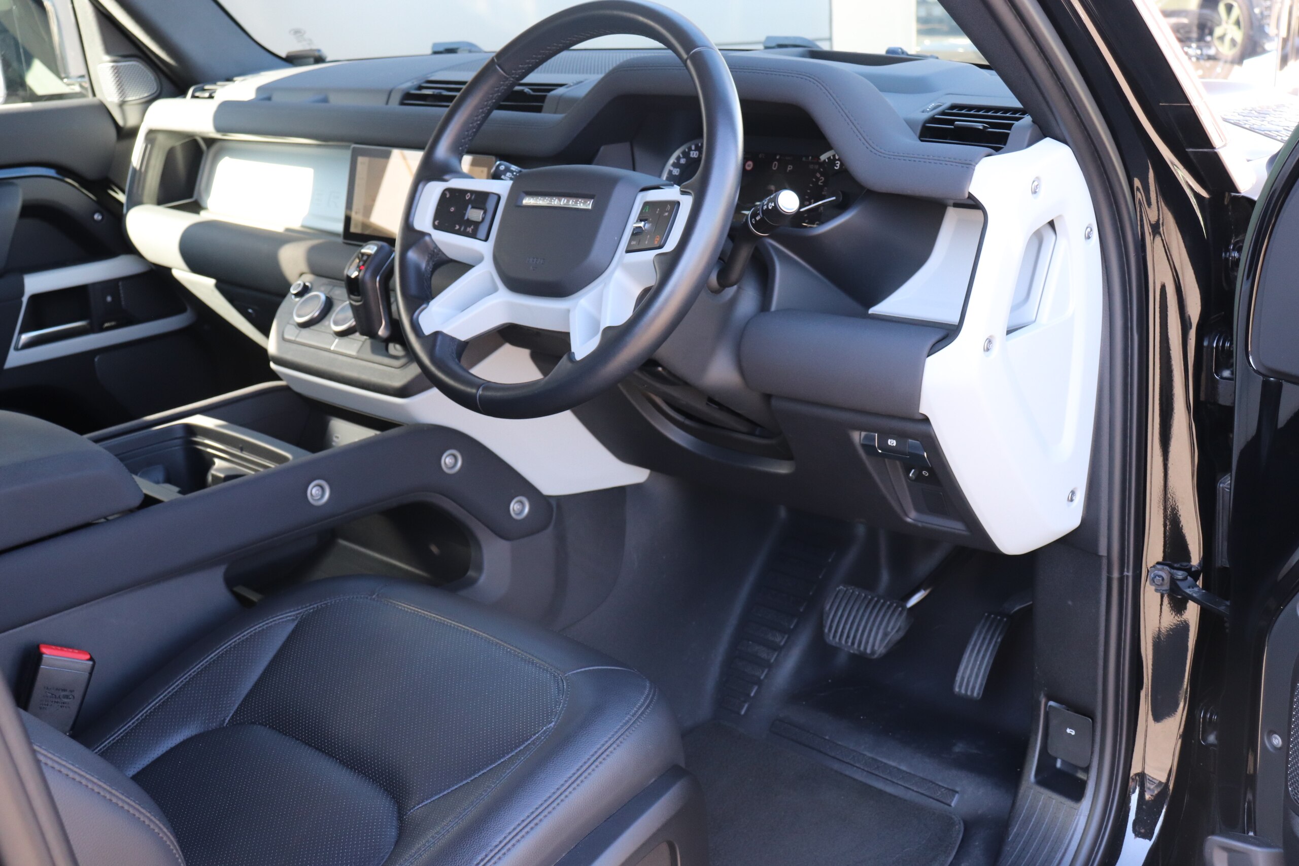 Land Rover Defender 90 SE Eastnor Edition 2.0L P300 4WD — photo 8