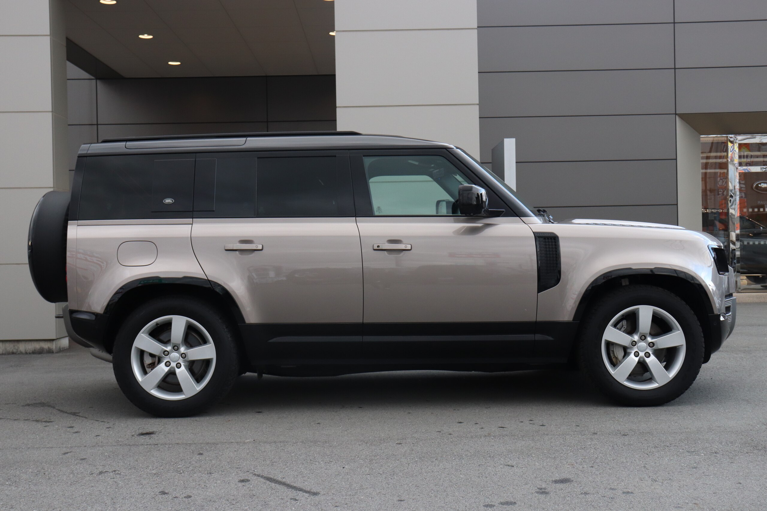 2023 Landrover Defender — photo 3