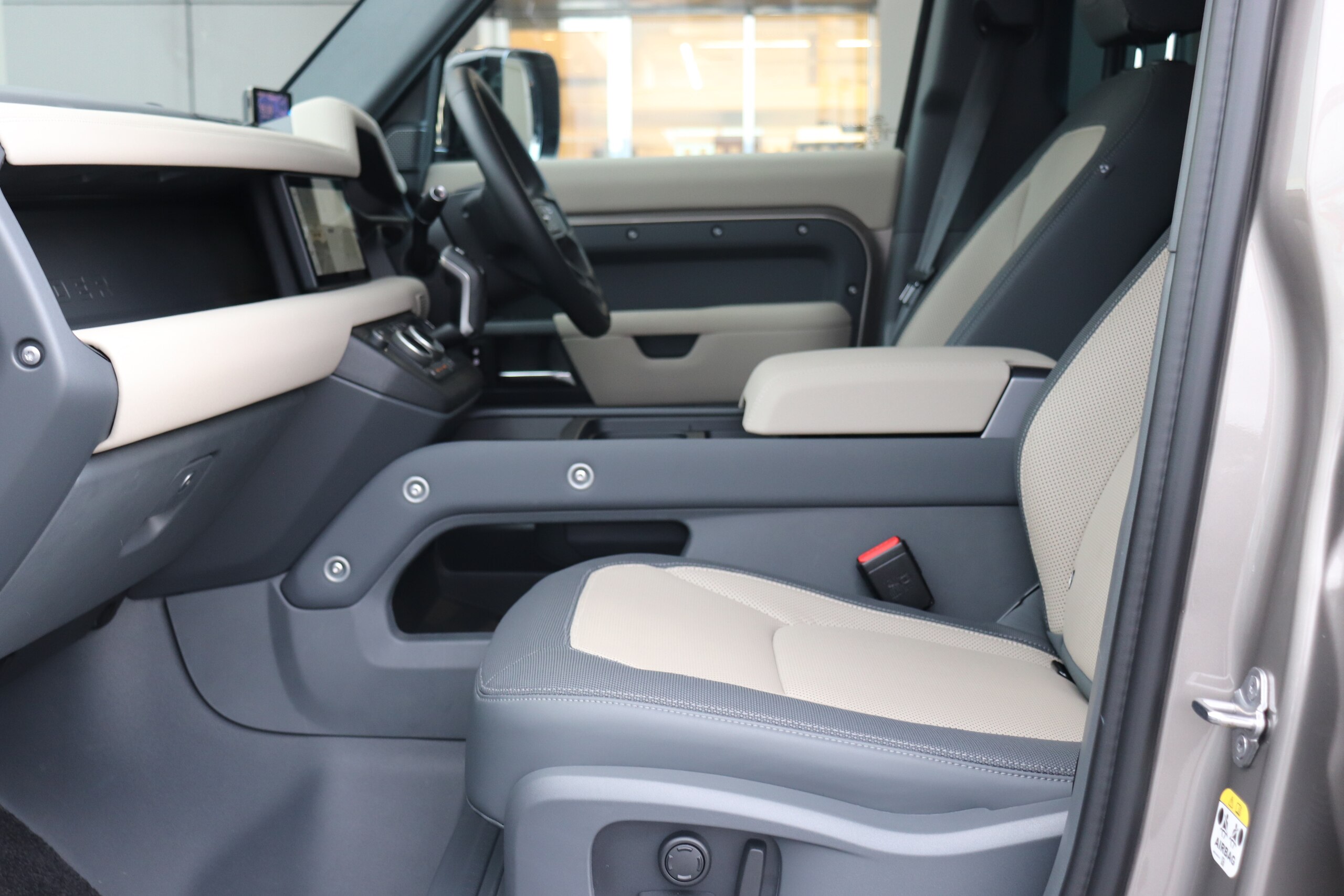 Land Rover Defender 110 X Dynamic SE 3.0L D300 Diesel Turbo 4WD — photo 8