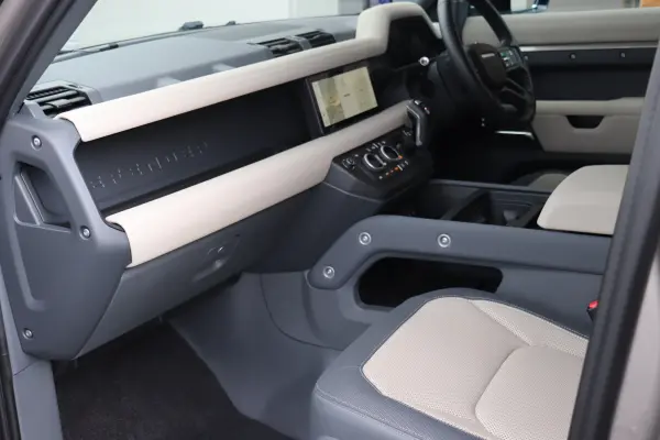 Land Rover Defender 110 X Dynamic SE 3.0L D300 Diesel Turbo 4WD — photo 9