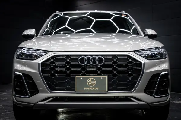 Audi Q5 40 TDI Quattro S Line Diesel Turbo 4WD Audi Exclusive Special Body Color Panorama Sunroof S Line Package Comfort Package Plus Package 5V Spoke Star Design Black Polish (Audi Sport) (Audi Exclusive Cube Silver Metallic)