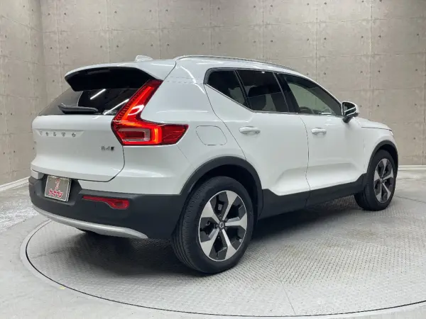 2023 Volvo Xc40 — photo 2