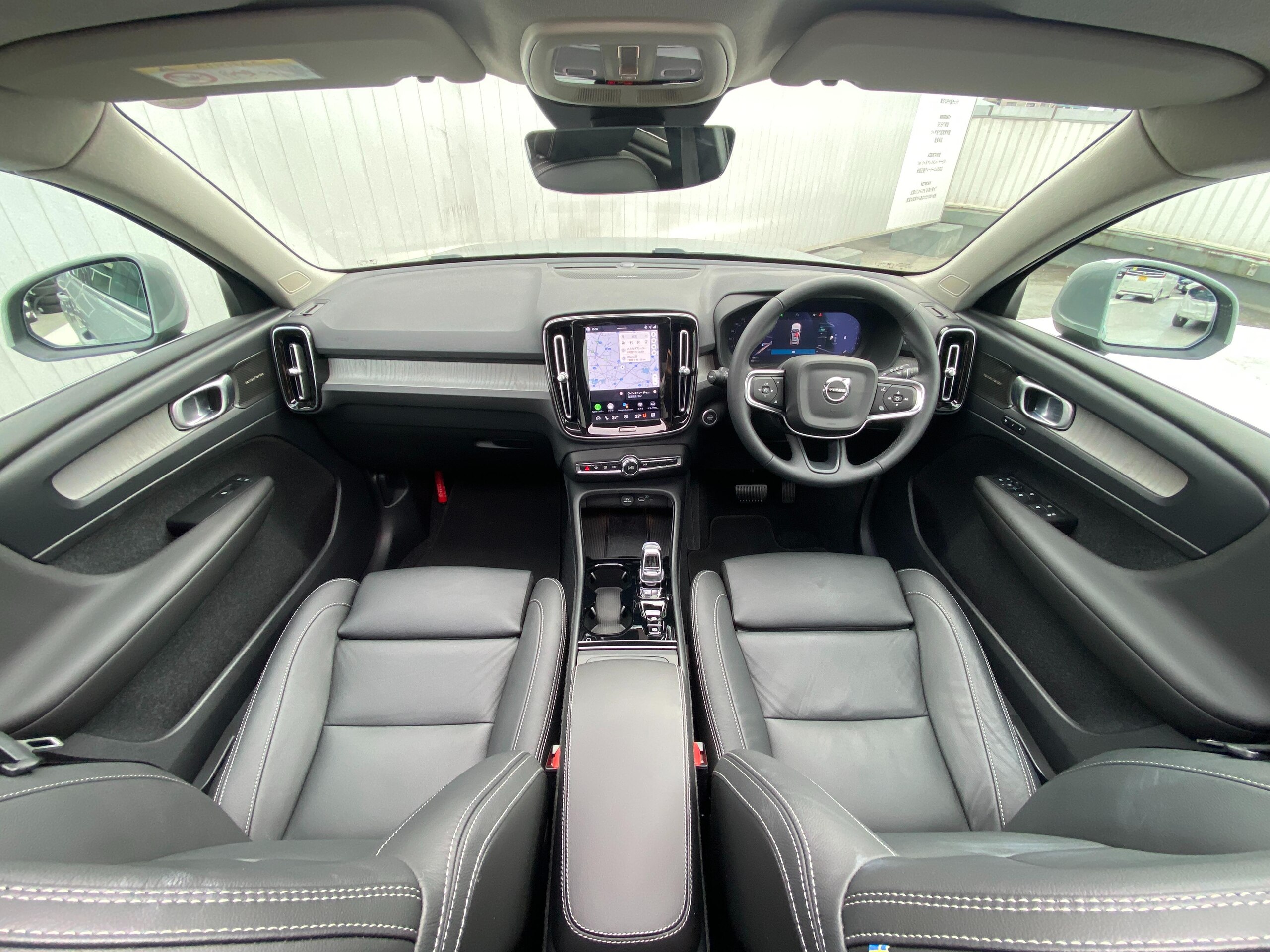 2025 Volvo Xc40 — photo 2