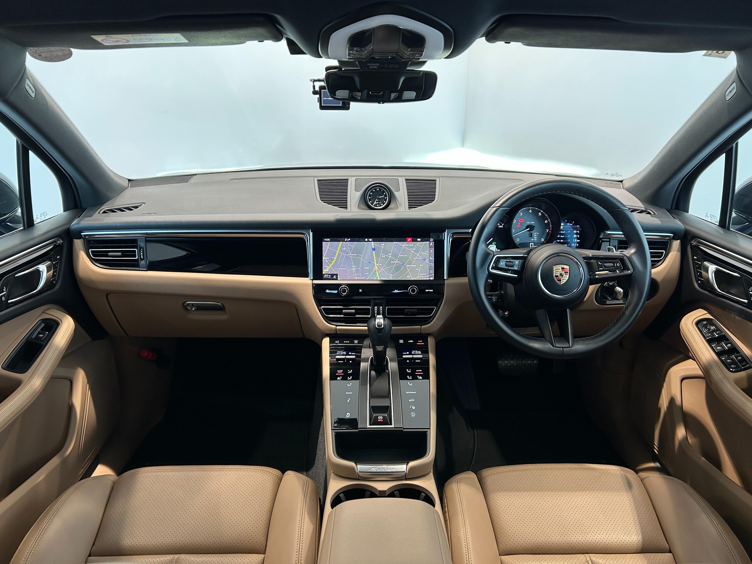 2022 Porsche Macan — photo 2