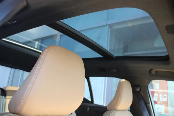 2022 Volvo Xc40 — photo 2