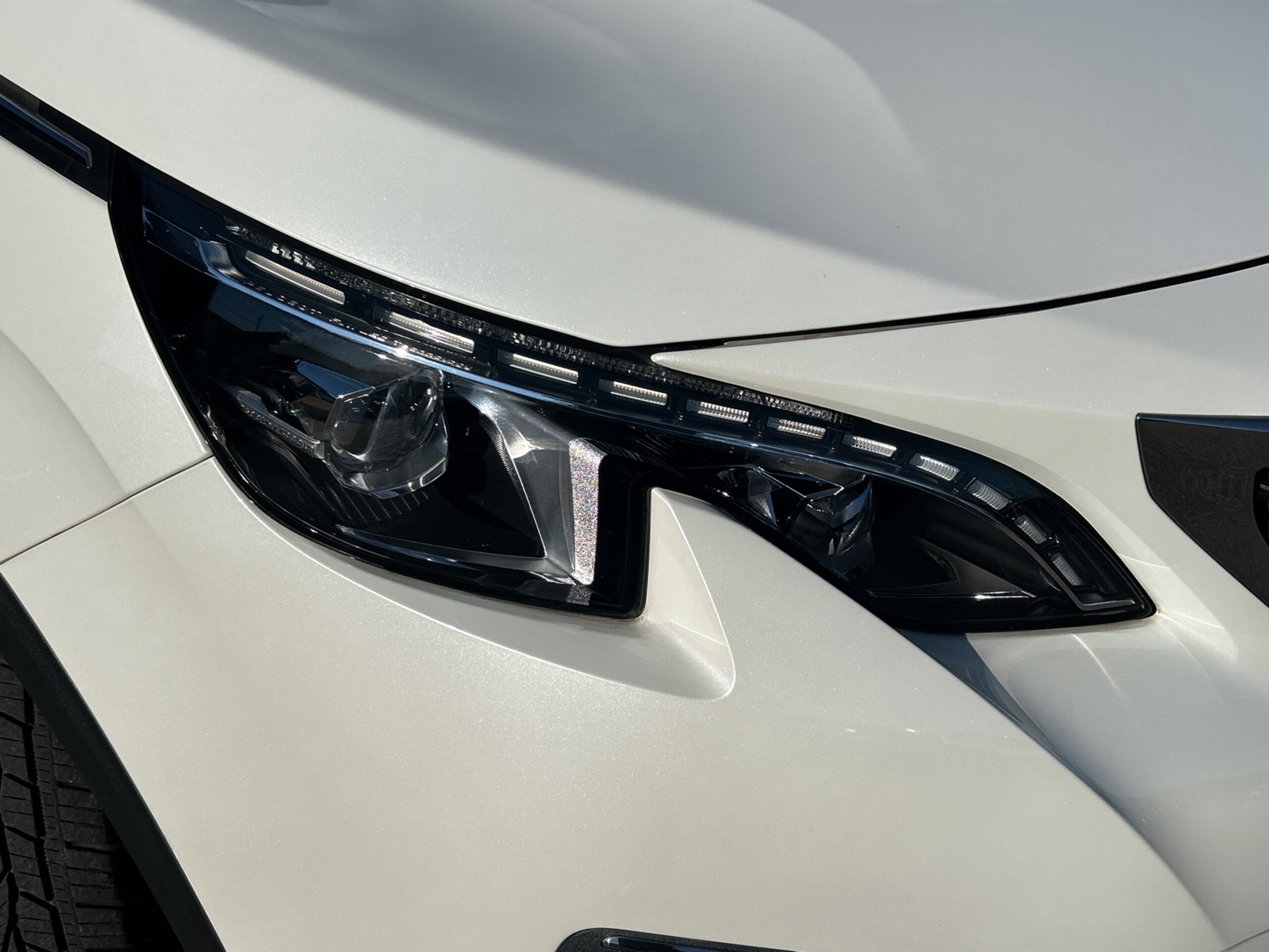 Peugeot 3008 GT BlueHDi Diesel Turbo Panoramic Sunroof Apple CarPlay Foot Trunk Opener Rear Camera Side Camera Intelligent High Beam Seat Massage Power Seat Seat Heater ACC (Nacre White) — photo 8