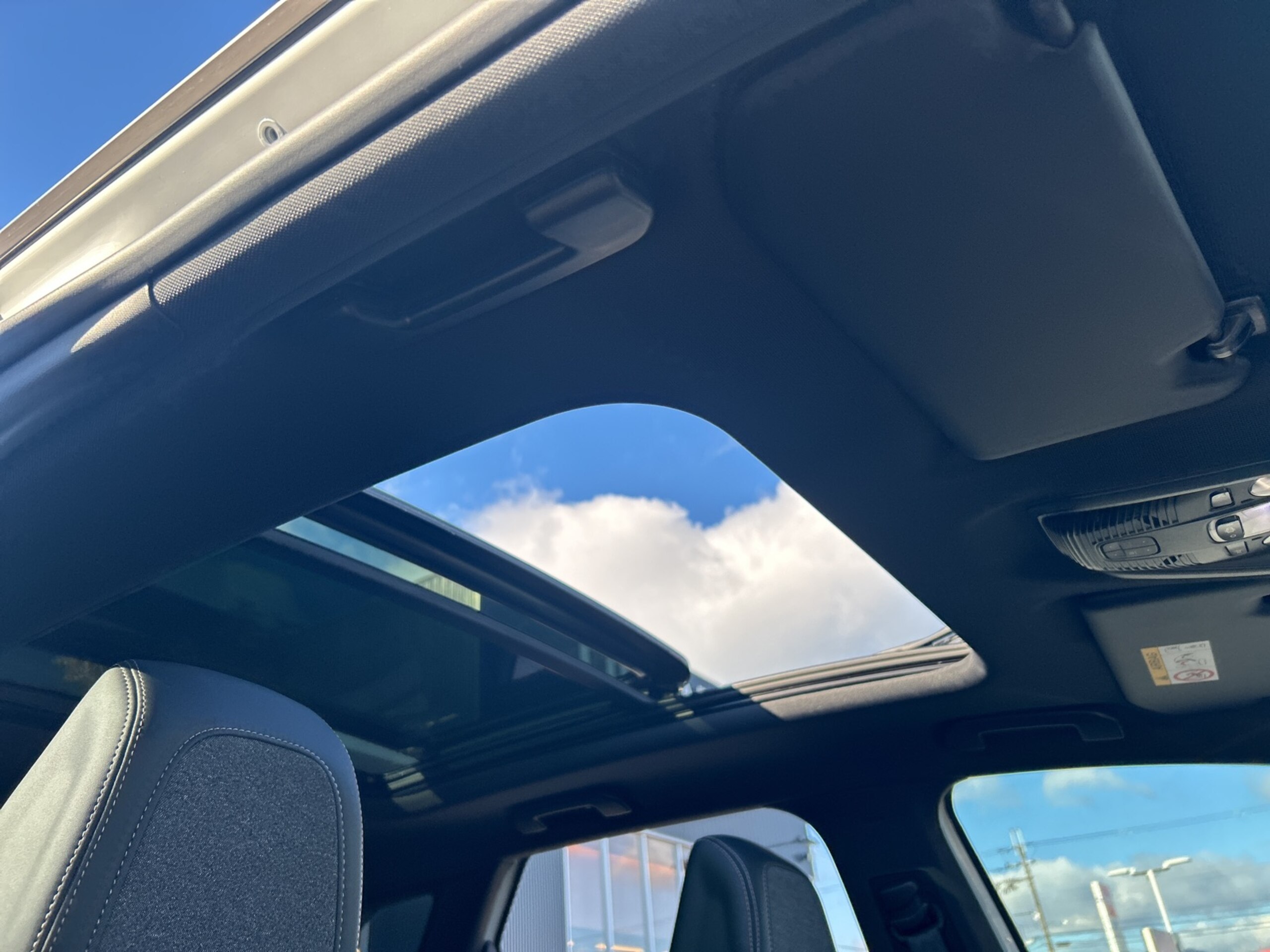 Peugeot 3008 GT BlueHDi Diesel Turbo Panoramic Sunroof Apple CarPlay Foot Trunk Opener Rear Camera Side Camera Intelligent High Beam Seat Massage Power Seat Seat Heater ACC (Nacre White) — photo 7