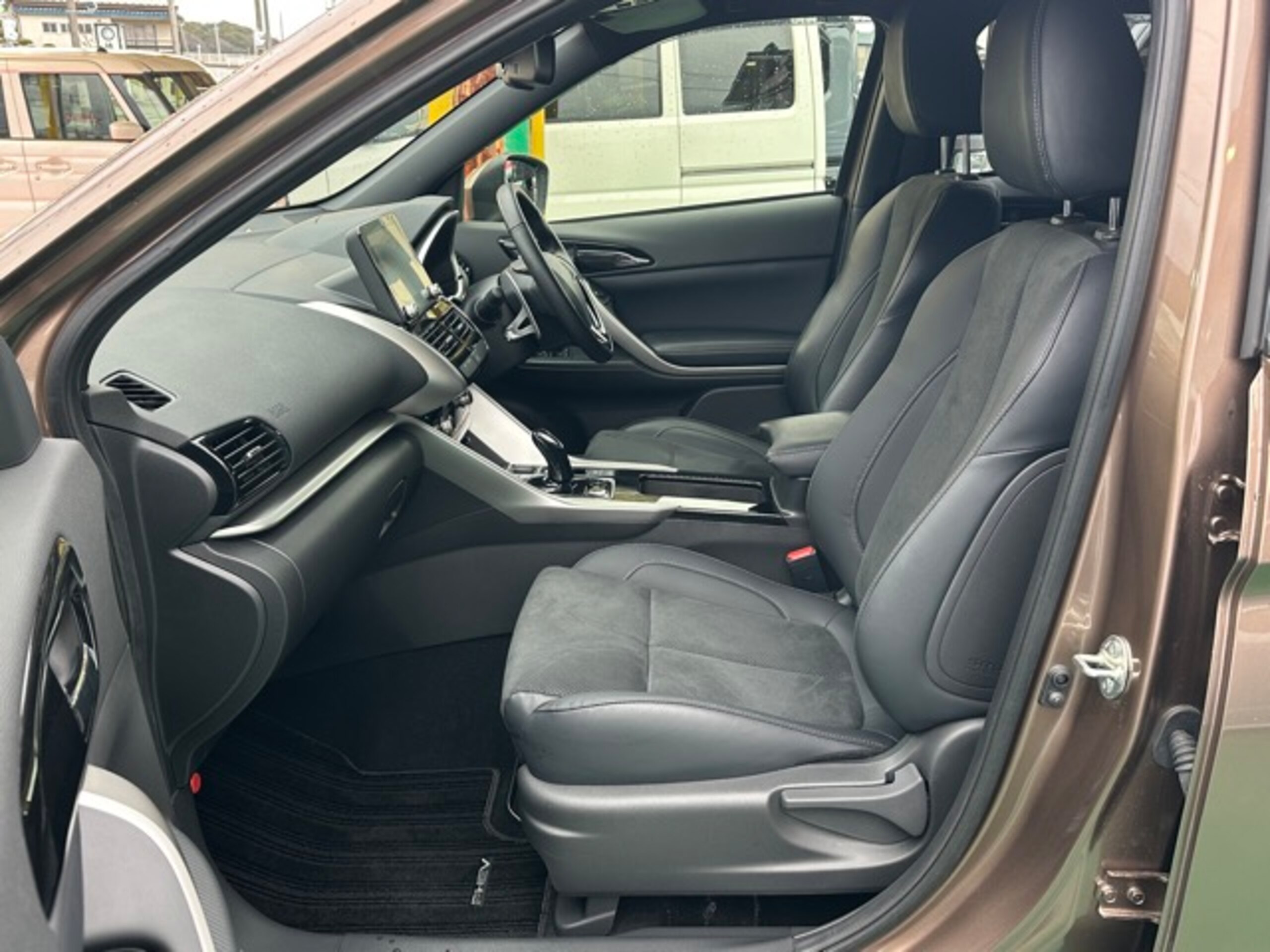 Mitsubishi Eclipse Cross PHEV 2.4 P 4WD with Factory Nav, 360 Camera, LED Headlights — photo 7