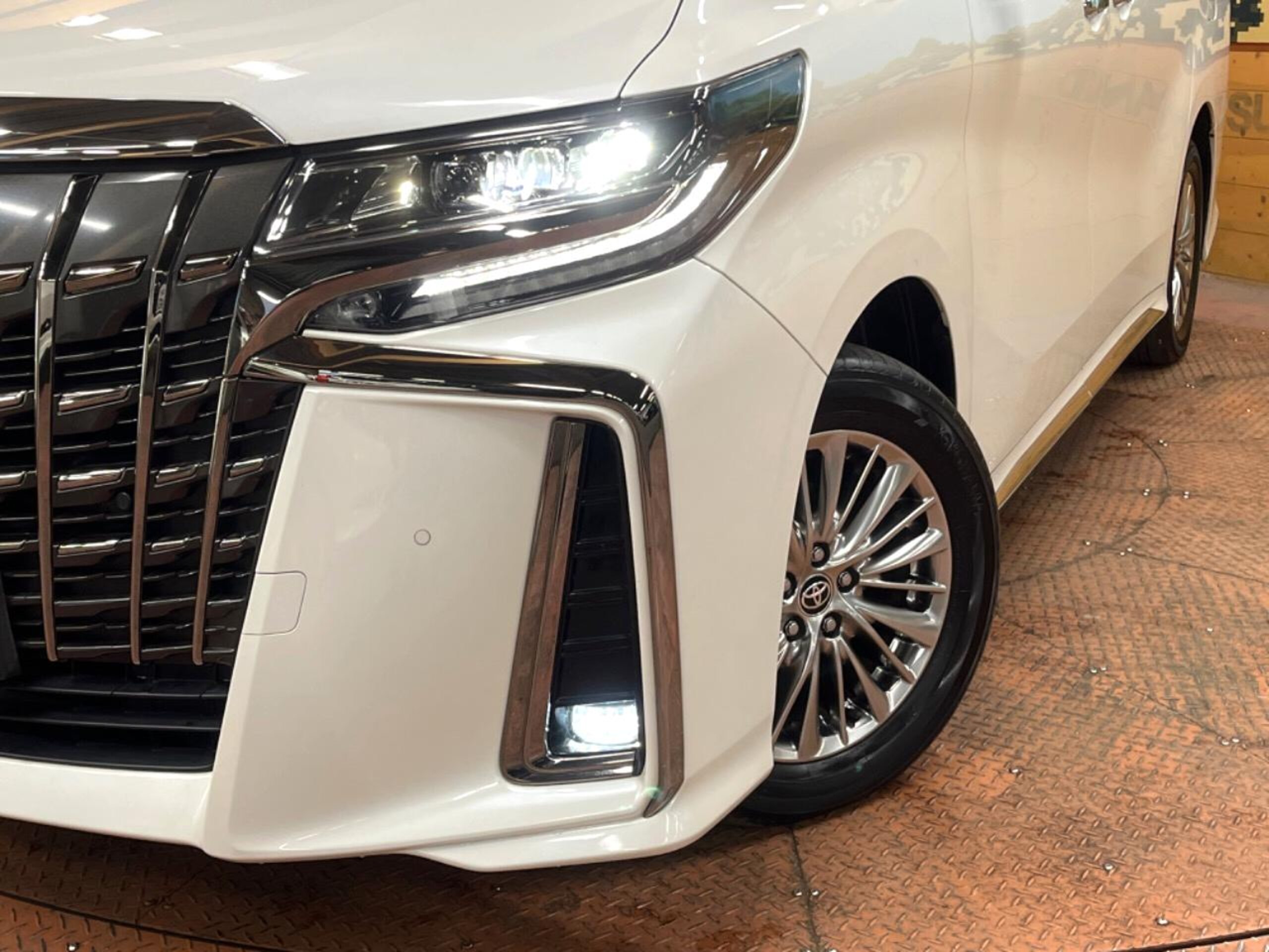 Toyota Alphard Hybrid 2.5 S Type Gold II E-Four 4WD — photo 8