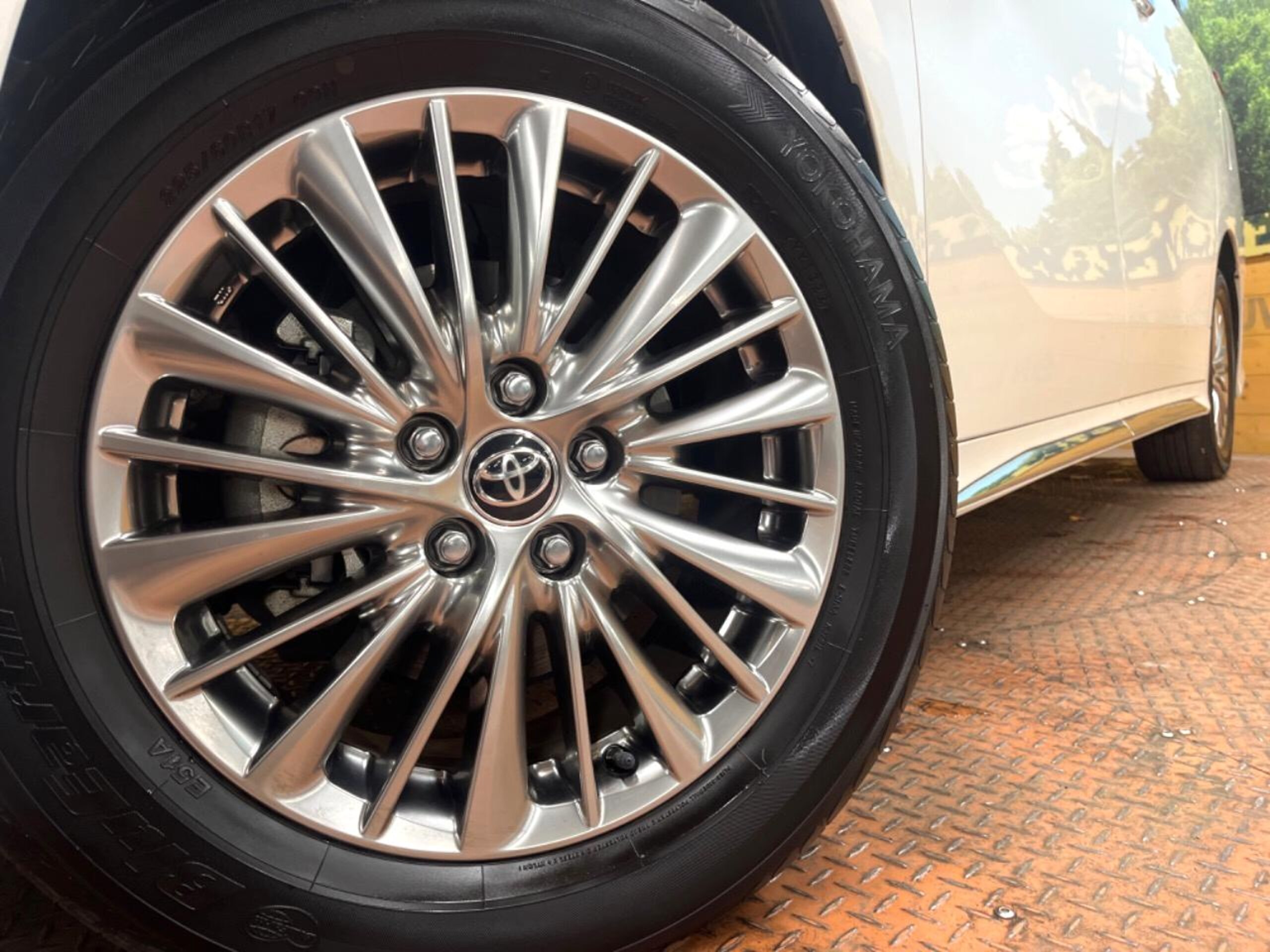 Toyota Alphard Hybrid 2.5 S Type Gold II E-Four 4WD — photo 9