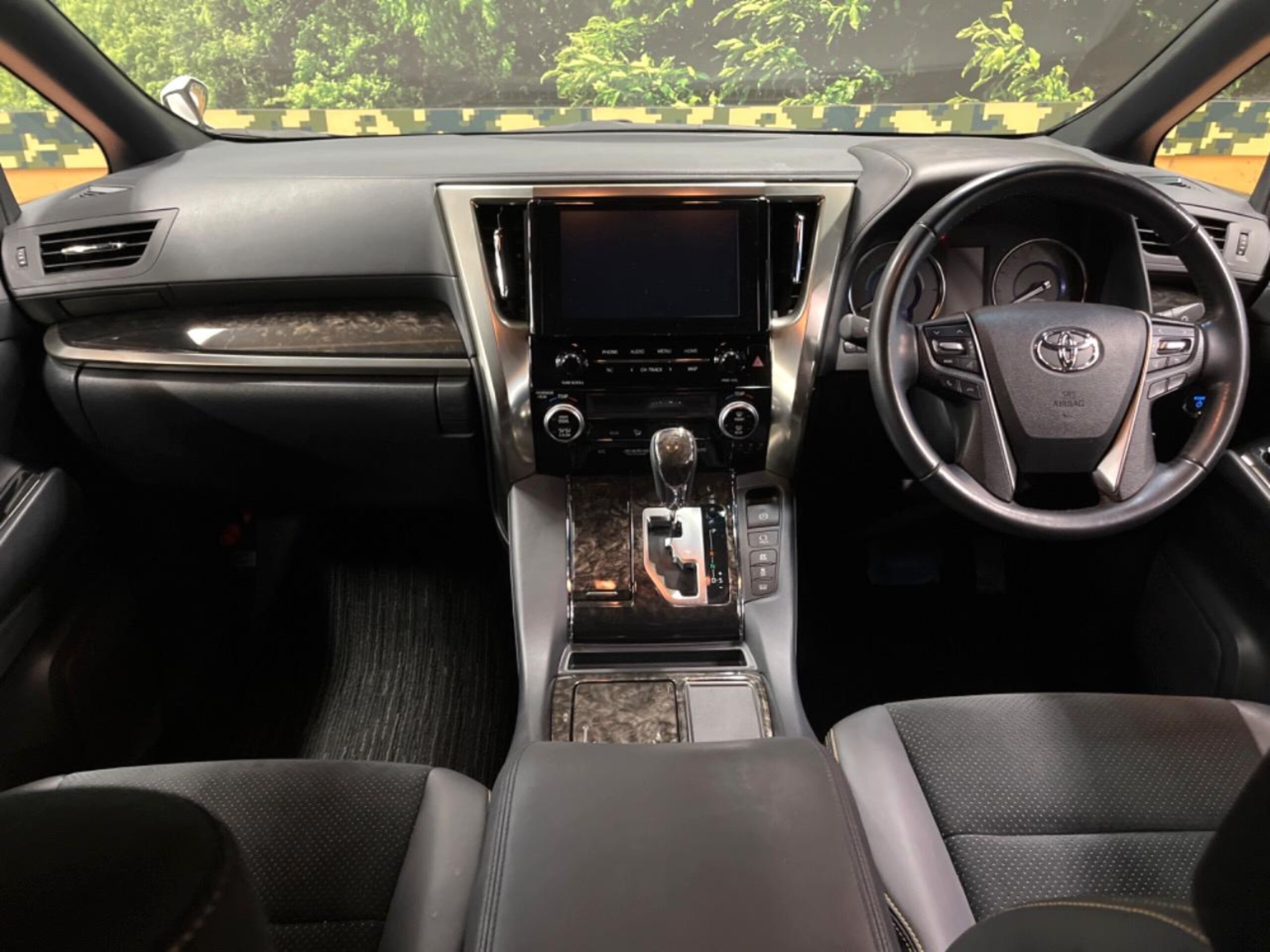 2022 Toyota Alphard — photo 2