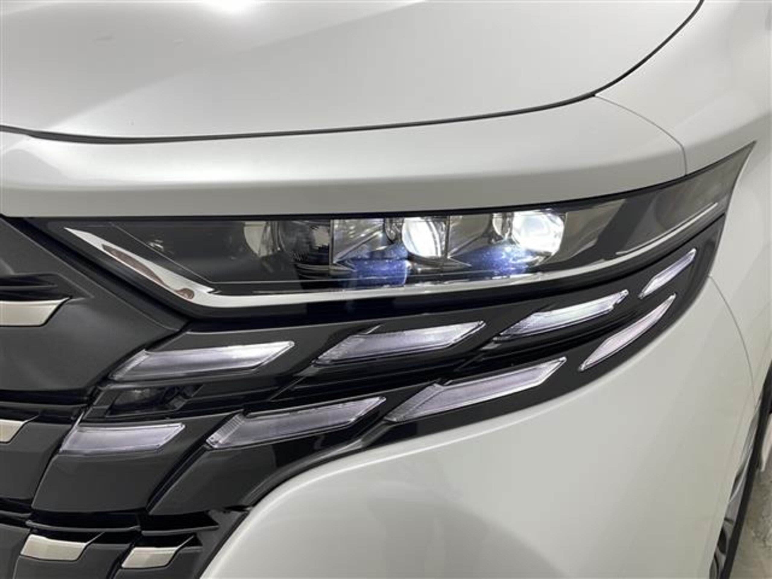 Toyota Alphard Hybrid 2.5 Z E-Four 4WD — photo 9