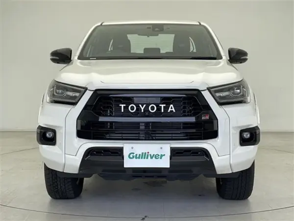 Toyota Hilux 2.4 Z GR Sport Diesel Turbo 4WD with Factory Navigation, Full-Seg TV, 360-Degree Camera, Pre-Collision Safety, Lane Keep Assist, Radar Cruise Control, Auto High Beam, Clearance Sonar, Paddle Shift, Downhill Assist (White Pearl) — photo 8