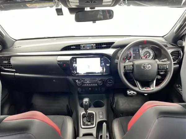 2023 Toyota Hilux — photo 2