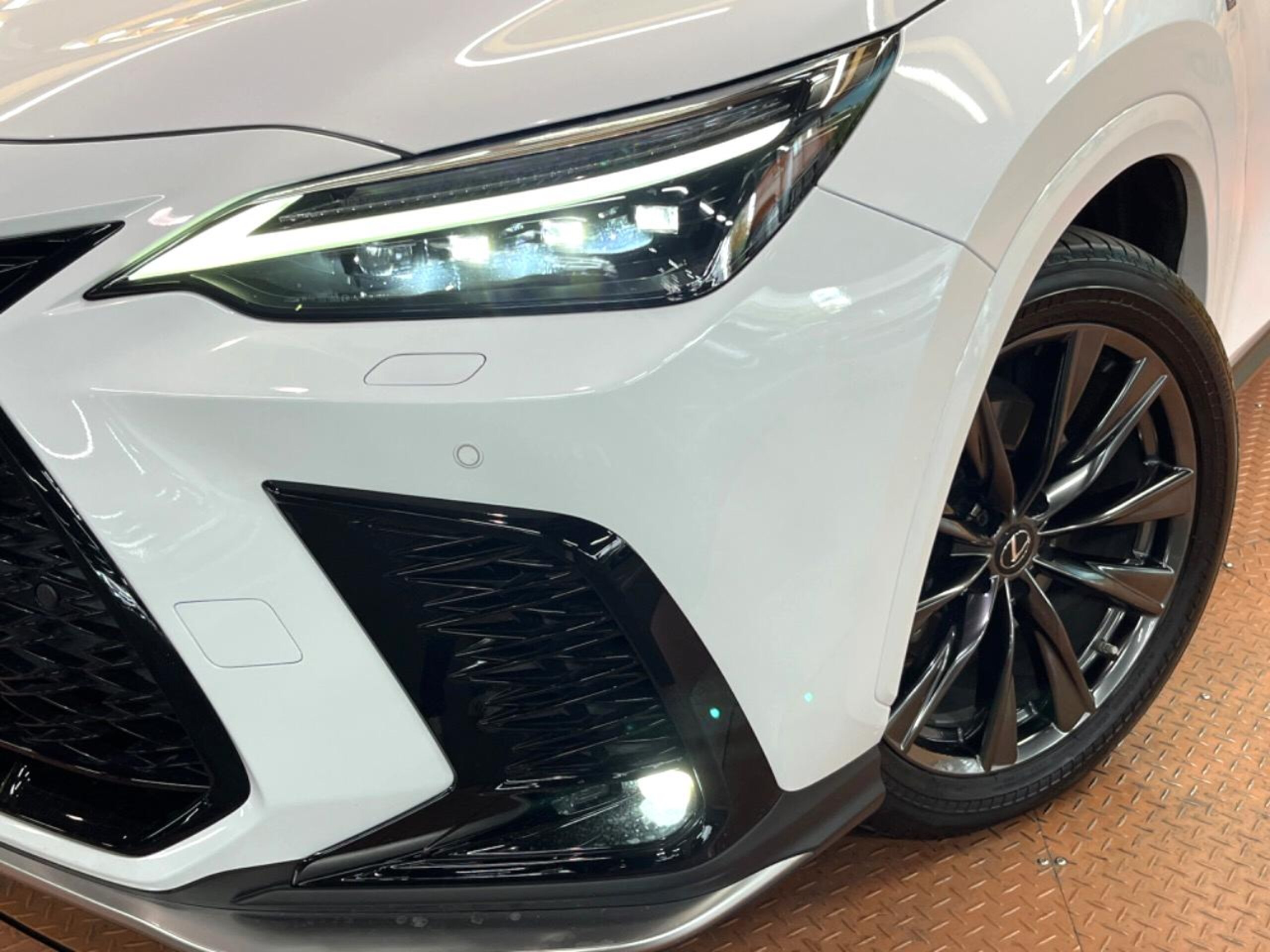 Lexus NX 450h+ F Sport 4WD — photo 9