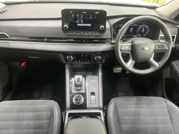 2022 Mitsubishi Outlander — photo 2