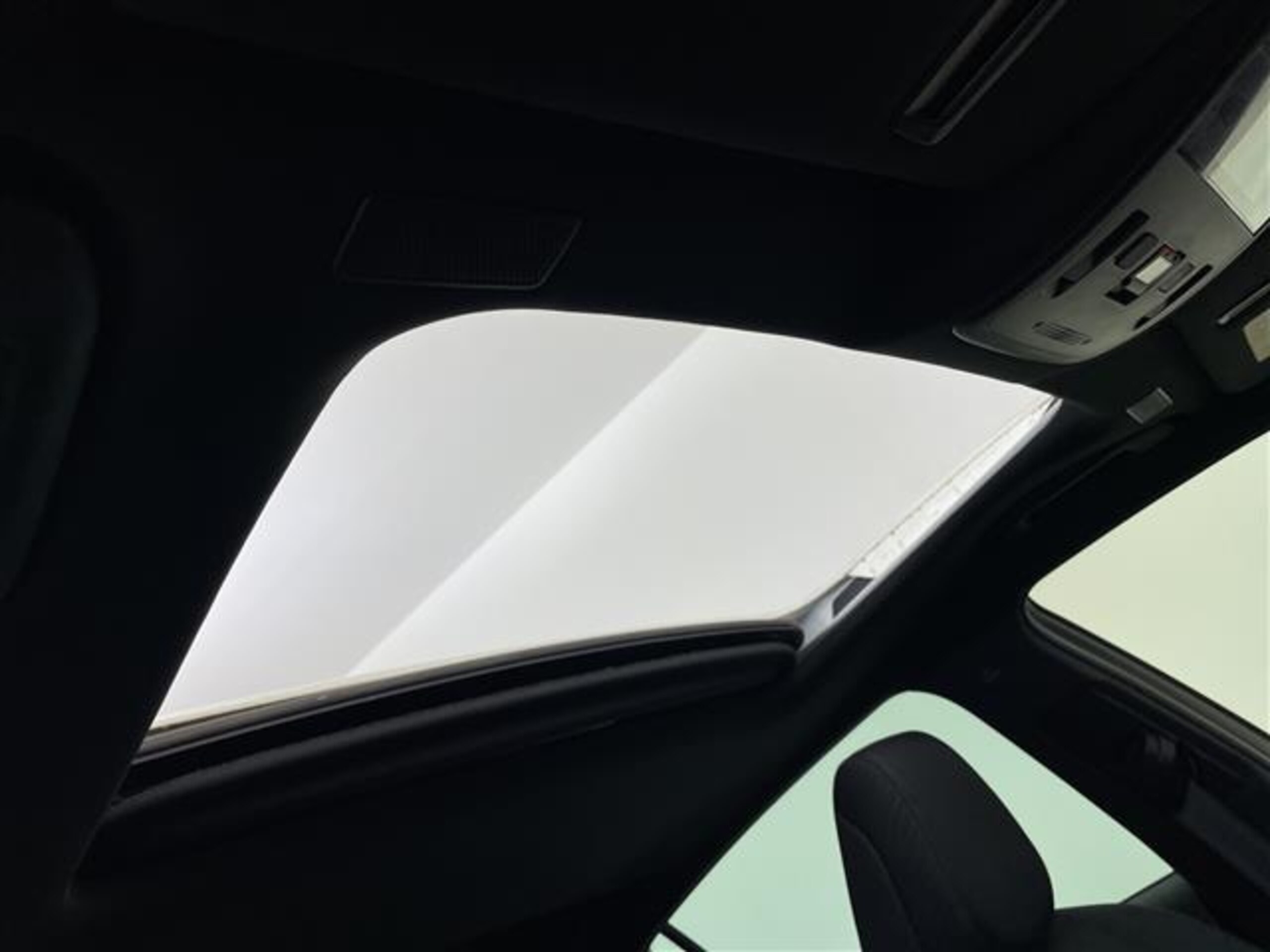 2020 Toyota Crown — photo 2