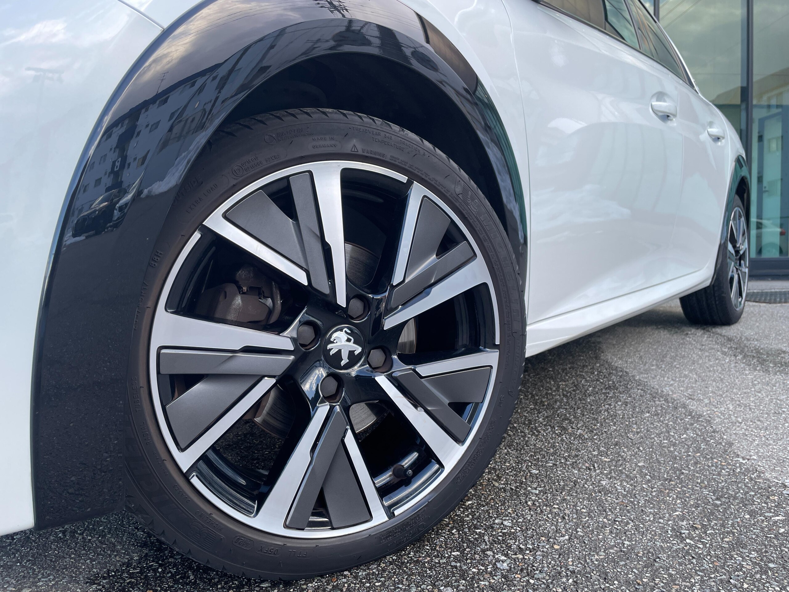 Peugeot 208 GT Line — photo 8