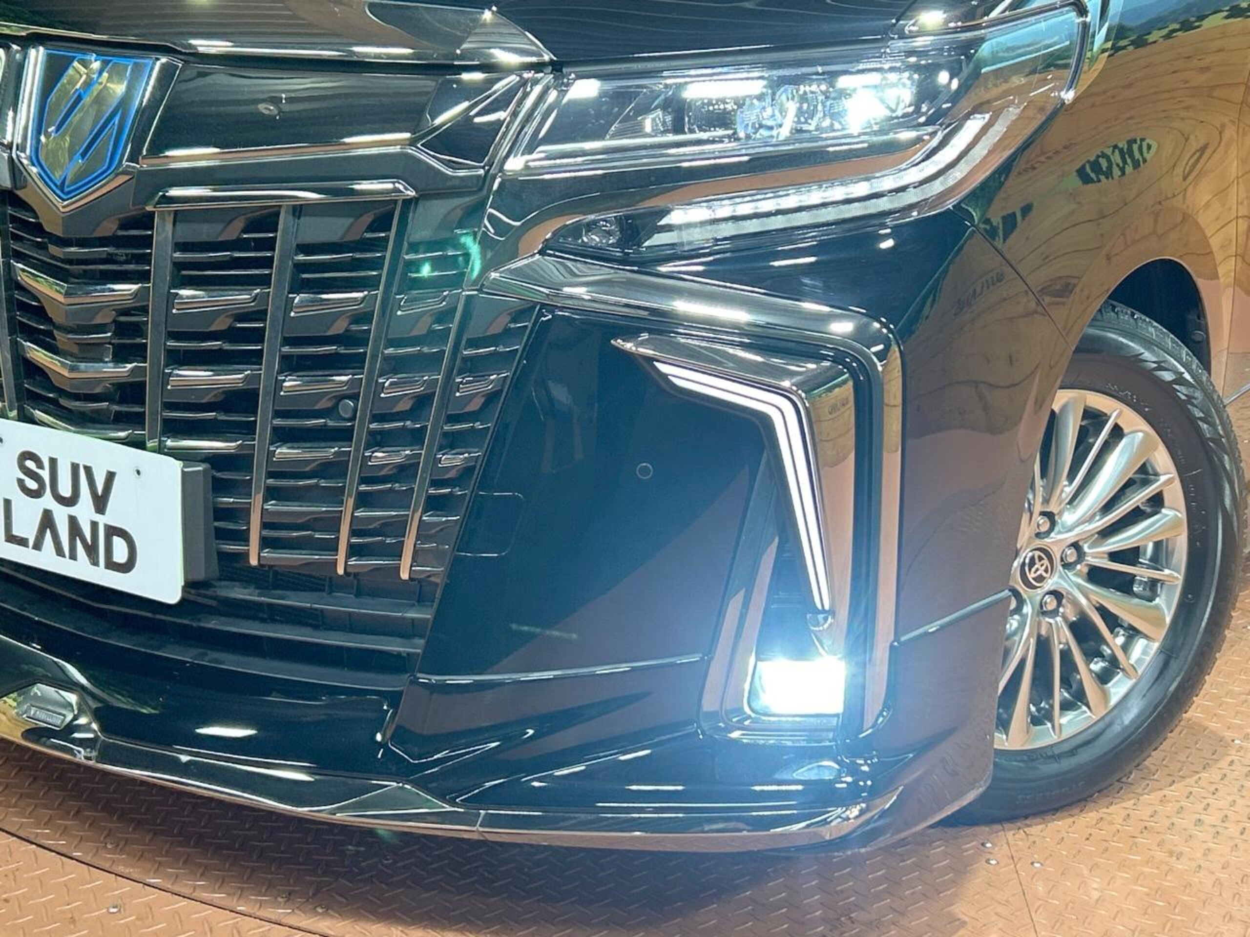 Toyota Alphard Hybrid 2.5 S Type Gold III E-Four 4WD — photo 8