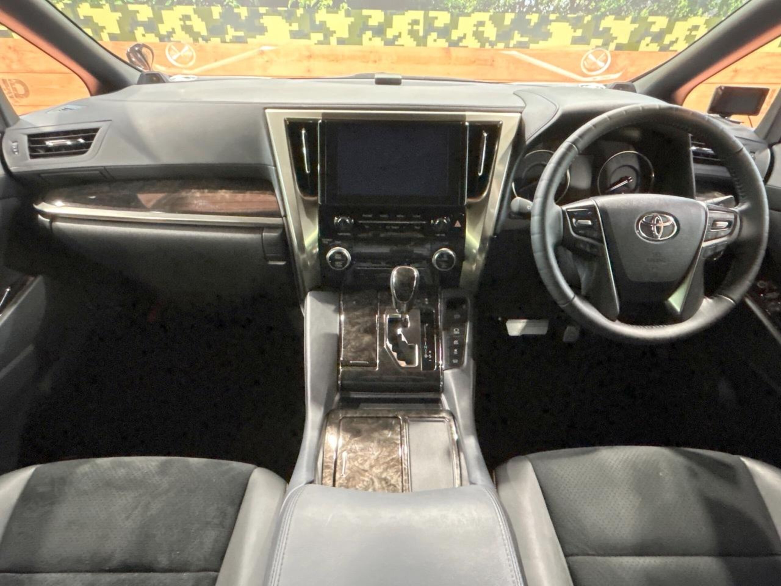 2022 Toyota Alphard — photo 2