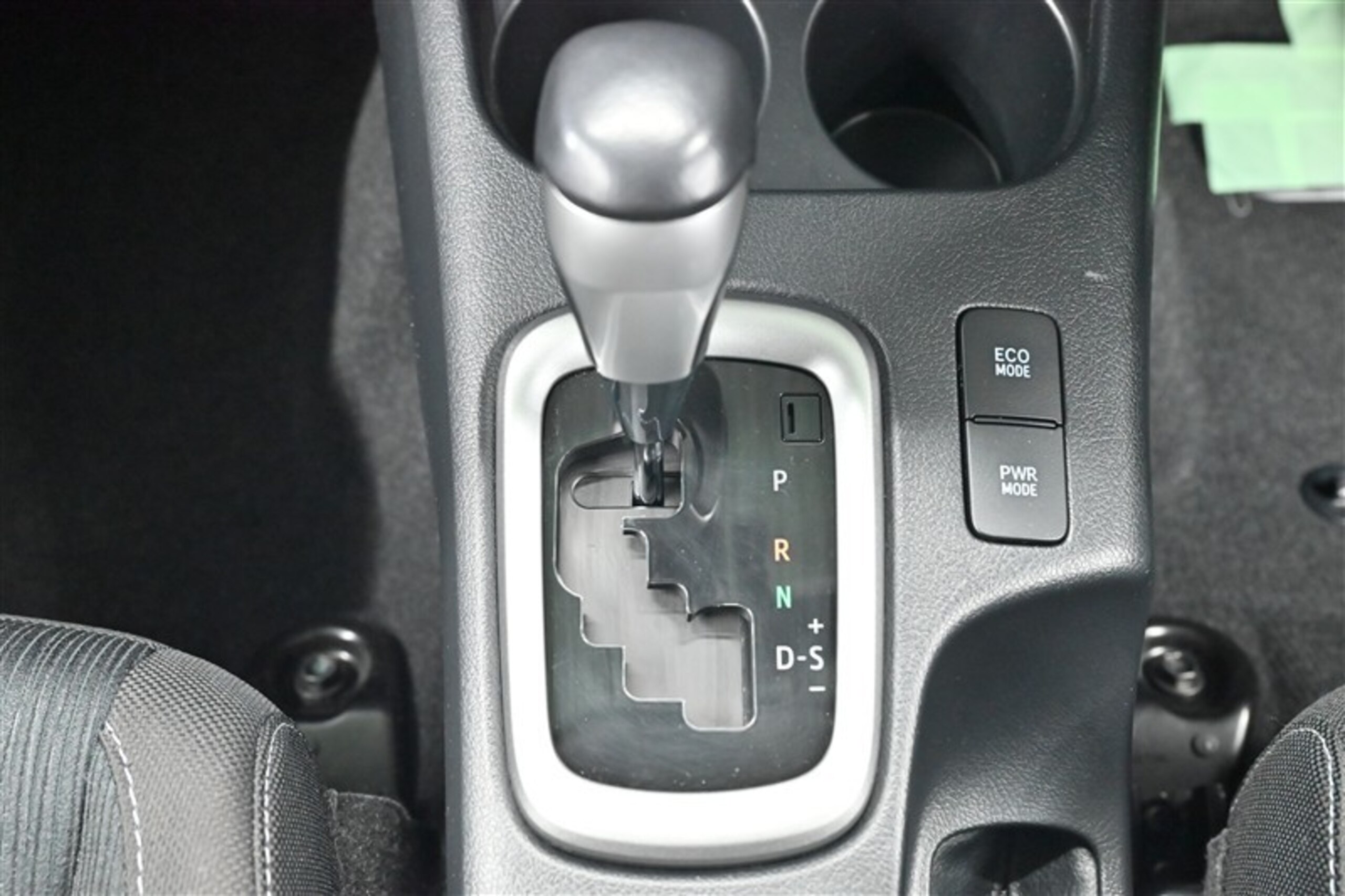 Toyota Hilux 2.4 Z Diesel Turbo 4WD — photo 8